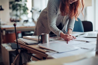 Kvinde Tegner Med Blyant På Arkitekttegninger