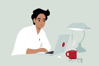 En mand sidder ved sin computer og arbejder