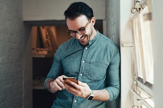 Mand Kikker Smilende På Sin Mobiltelefon