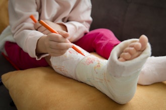 Et Barn Skriver Med Tusch På Sit Gipsben