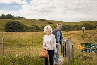 Kvinde Og Mand Går En Tur I Naturen Med En Picnickurv