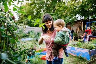 Mor og lille barn i haven