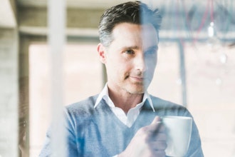 Forretningsmand Kikker På Transparant Projekter Skærm I Kontoret