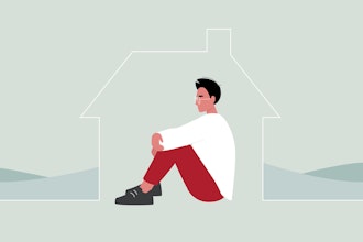 En mand sidder i et hus