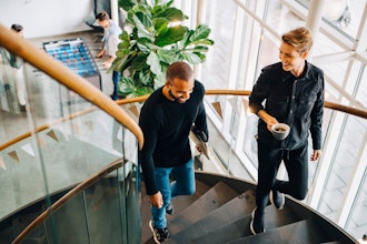 Mand Og Kvinde Går Op Ad Trappen