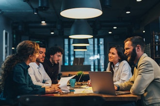 Fem Personer Holder Møde Med Pc På Bordet