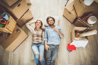 Et Par Ligge På Gulvet Imellem Flyttekasser