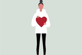 En person står med et tegnet hjerte i hænderne