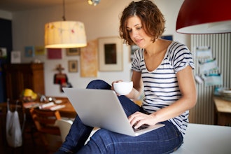 Kvinde Sidder Med En Kop Kaffe Og Arbejder På Sin Bærbare Pc
