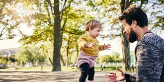 Far Leger Med Sit Lille Barn I Parken