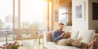 Mand Sidder I Sofa Med Ipad