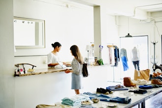 Kvinde Er Ved At Betaler I En Tøjbutik