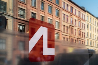 Al Logo På Glasrude Med Reflektioner Af Huse