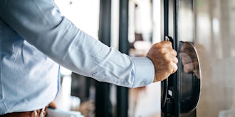 Mand Åbner Glasdør