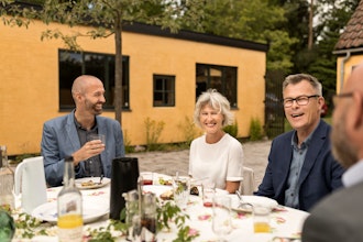 En Gruppe Personer Hygger Sig Med En Frokost Udenfor