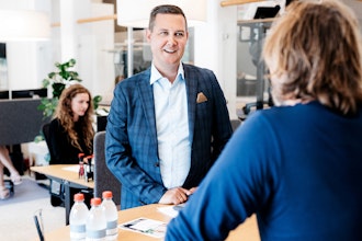 Al Medarbejder Står Ved Bord Og Taler Med Kunde