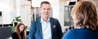 Al Medarbejder Står Ved Bord Og Holder Møder Med Kunde