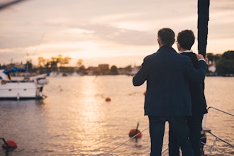 Et Par Står Og Nyder Solnedgang Fra En Båd