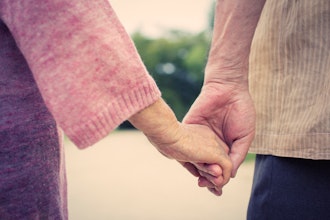 Seniorpar Holder I Hånd