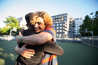 To Unge Mænd Krammer Hinanden