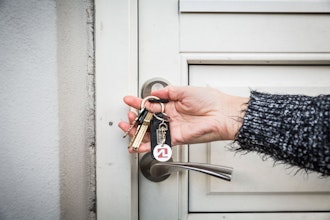 Person Låser Døren Op