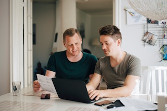 To Mænd I Tshirt Sidder Og Arbejder Foran En Bærbar Pc