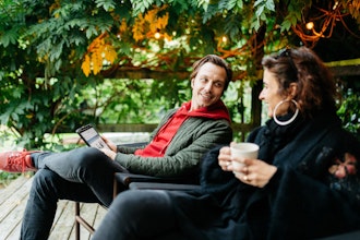 Mand Kvinde Sidder På Træterrasse Med Ipad Og Kaffekop