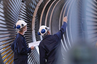 Ingenør Med Sikkerhedshjelm Kikker På Turbiner