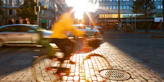 Sløret Cyklist På Gade I Modlys