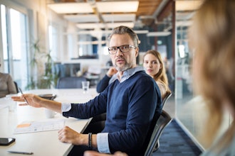 Mand Forklare Og Taler I Et Møde