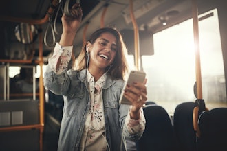 Kvinde Står I Bussen Og Kikker På Mobiltelefon