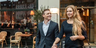 Et Par Kommer Ud Fra Restaurant