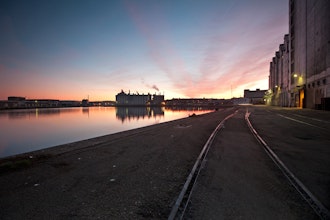 Erhvervsbygninger Ved Havn Med Solnedgang