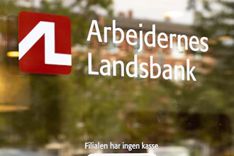 Al Logo Og Navn På Glasrude Med Reflektioner