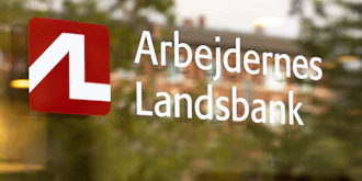 Al Logo Og Navn På Glasrude Med Reflektioner