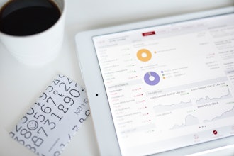 Ipad Med Investeringsinformationer Et Nøglekort Og En Kop Kaffe