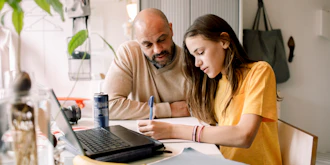 Far Hjælper Datter Med Lektierne