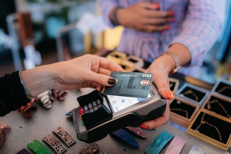 Kvinde Betaler Med Al Visa/dankort På Terminal