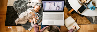Mor Multitasker Teamsmøde På Bærbar Pc Og Passer Lille Baby