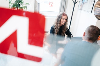 Al Medarbejder Set Igennem Glasvæg Til Mødelokale