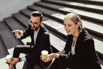 Mand Og Kvinde Sidder Med En Kop Kaffe På En Trappe