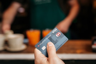 Hånd Med Al Visa Kreditkort