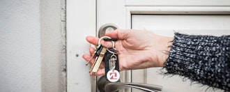 En Hoveddør Bliver Låst Op