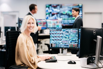 Smilende Kvinde Sidder Ved Pc Og Arbejder