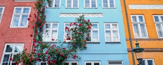 Facade Med Tre Gamle Huse I Rød Lyseblå Og Gul