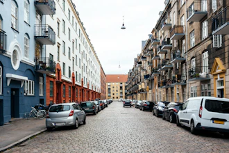 Gade Med Brosten Og Parkerede Biler