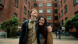 Ungt Par Holder Om Hinanden